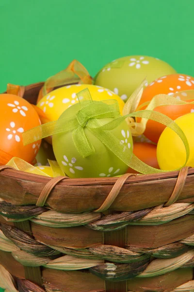 Velikonoční vajíčka v košíku — Stock fotografie
