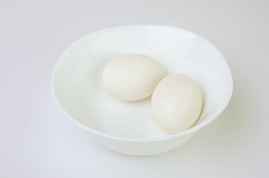 Kasedeki beyaz yumurtalar.