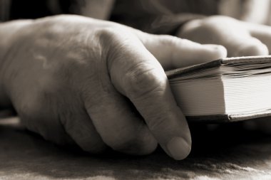 eski bir İncil tutan eller