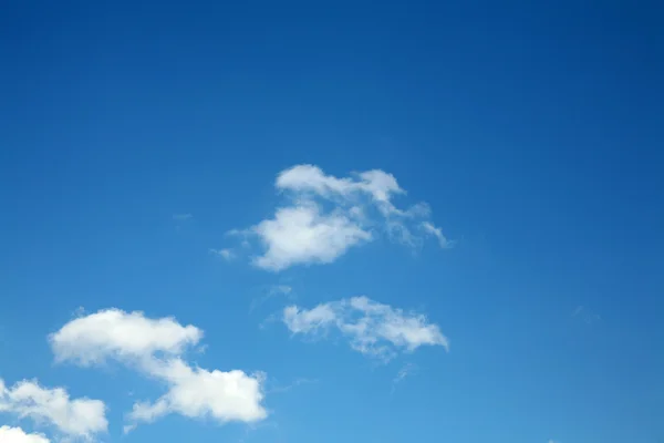 Vita moln på blå himmel — Stockfoto