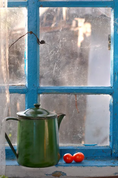 Alte Teekanne auf der Fensterbank — Stockfoto