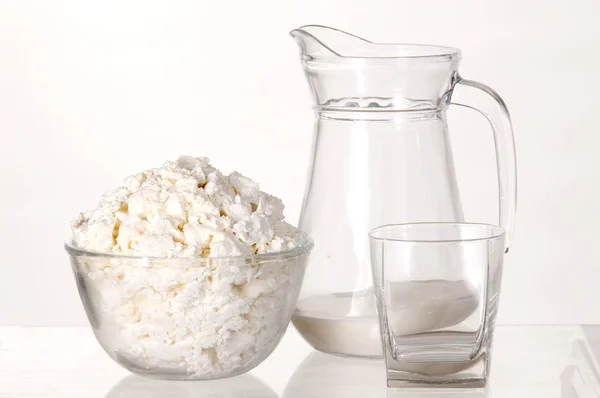 Beyaz natürmort. süt, süt ve peynir — Stok fotoğraf