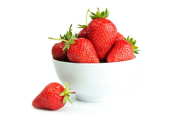 Rote Erdbeeren in weißer Schüssel — Stockfoto