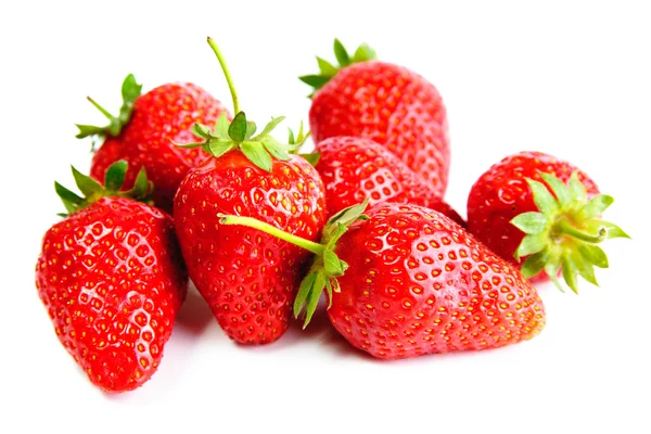 Rote Erdbeeren auf weißem Hintergrund — Stockfoto
