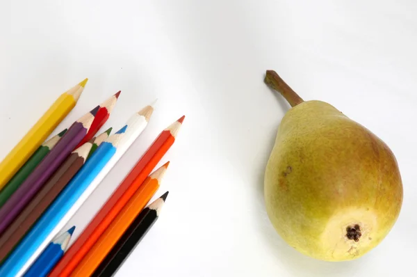鉛筆と梨 — ストック写真