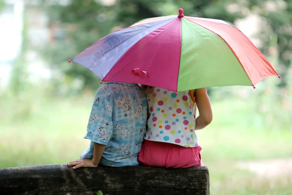 Kinder unter Regenschirm — Stockfoto