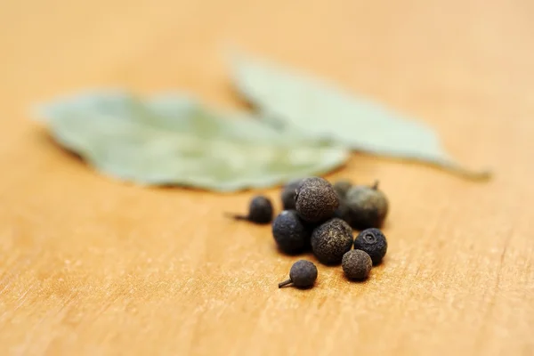 Peppercorns and bay leaves — Stock Photo, Image