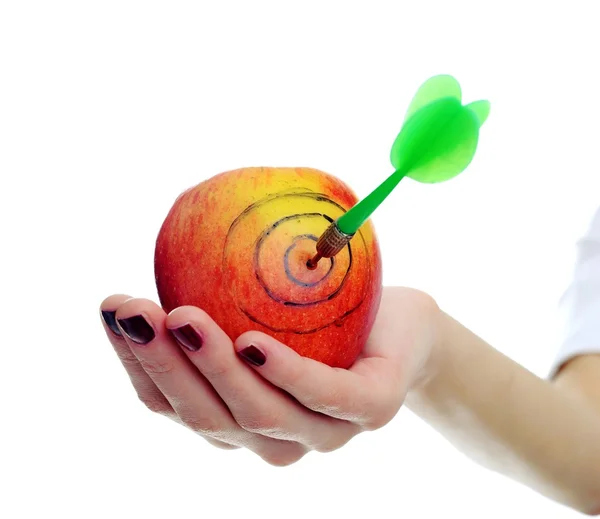 Jabłko z dart w ręku — Zdjęcie stockowe