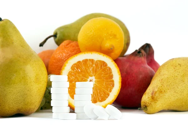Frutas e comprimidos — Fotografia de Stock