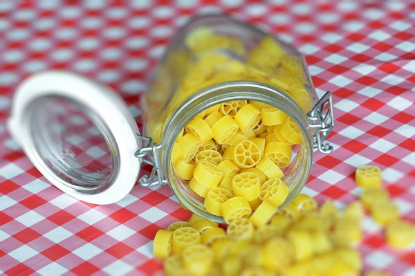 Gele pasta in een pot — Stockfoto