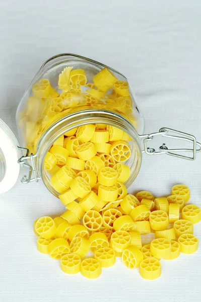 瓶の中の黄色のパスタ — ストック写真