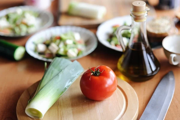 En flaska olivolja och grönsaker — Stockfoto
