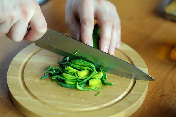 Hands cutting green leek — Zdjęcie stockowe