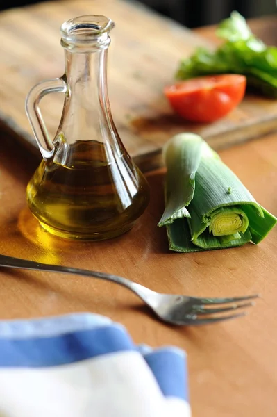 Una botella de aceite de oliva y verduras — Foto de Stock