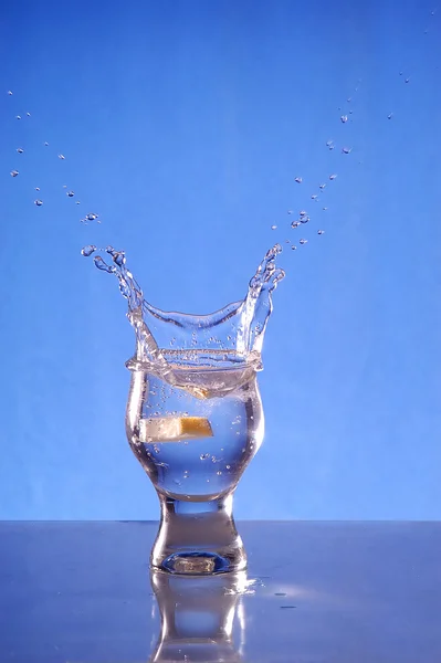 Acqua blu con limone — Foto Stock