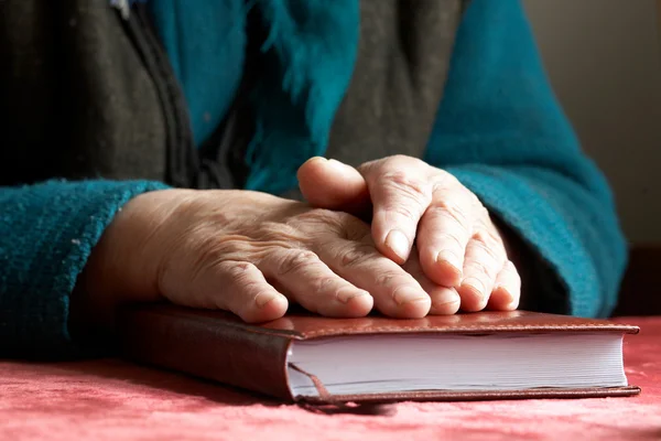 Hands on the bible — Stock Photo, Image