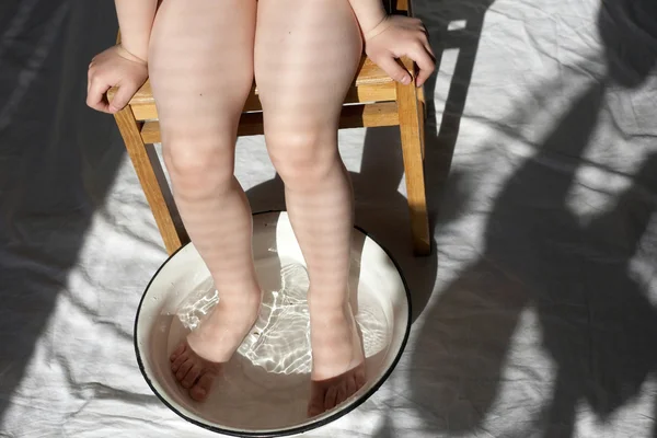 Child's feet in wash-basin — Stock Photo, Image