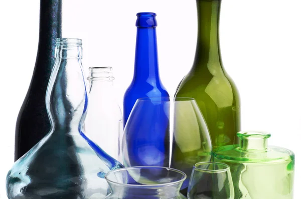 Flaskor vin på vitt — Stockfoto