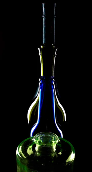 Пляшки вина на чорному тлі — стокове фото