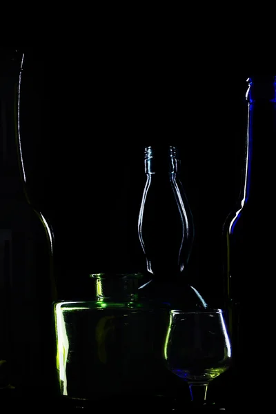 Бутылки вина на черном — стоковое фото