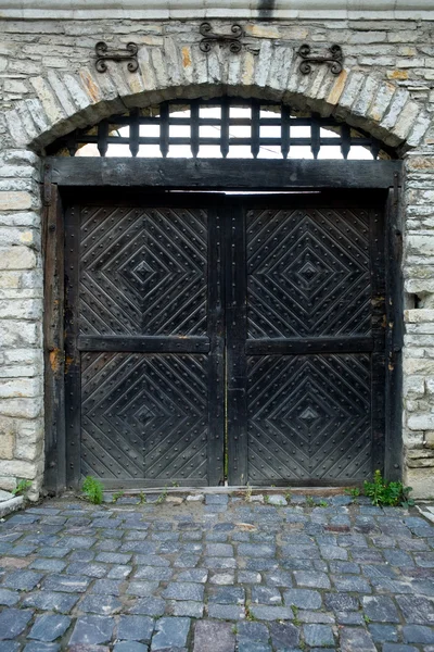Puerta de hierro de la fortaleza —  Fotos de Stock