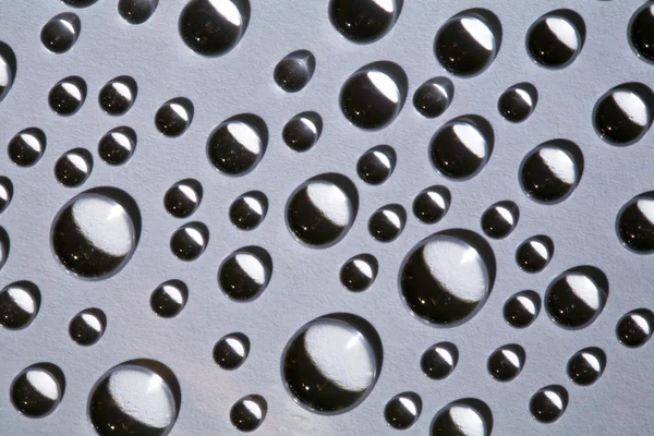 Vatten droppar på grått glas — Stockfoto