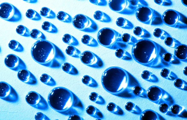 Gotas de agua sobre vidrio azul — Foto de Stock