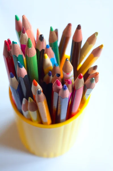 Ołówki w szklance z tworzyw sztucznych — Zdjęcie stockowe