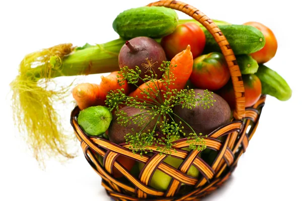 Warzywa w drewnianym koszu — Zdjęcie stockowe