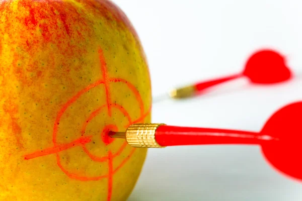 Красно-желтое яблоко с дротиками крупным планом — стоковое фото
