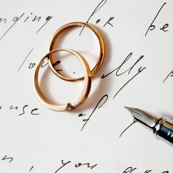 Rings and pen — Stock Photo, Image