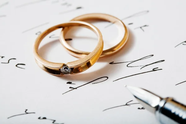 Rings and pen — Stock Photo, Image