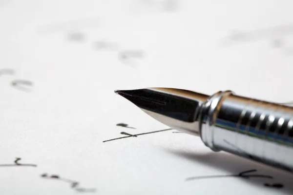 Ручка и письма — стоковое фото