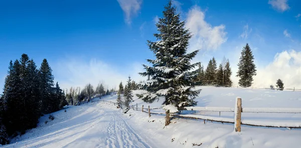 Дорога в зимових горах — стокове фото