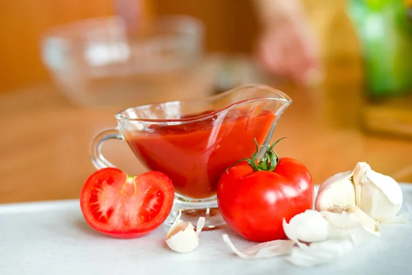 Préparation de la sauce poignante tomate — Photo