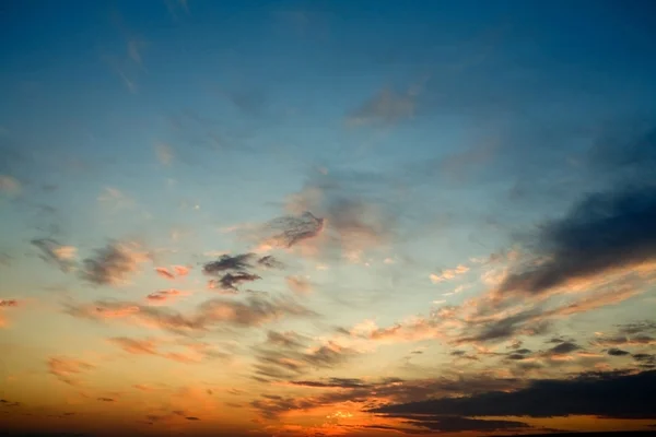 Kirkas hehkuva auringonlasku — kuvapankkivalokuva