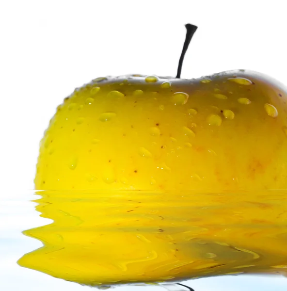 Krople na żółte jabłko — Zdjęcie stockowe