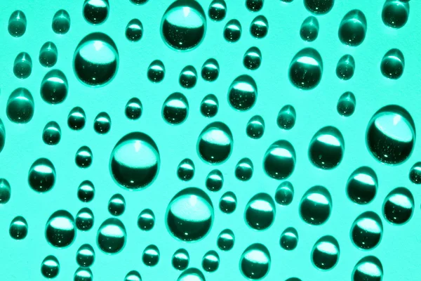 Капли воды на зеленом — стоковое фото