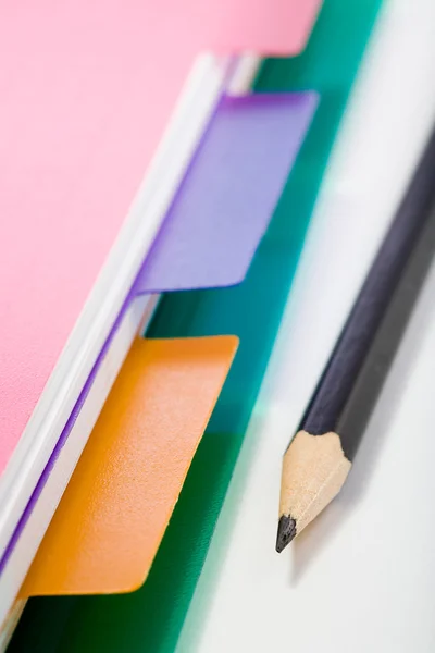 Caderno e lápis preto — Fotografia de Stock