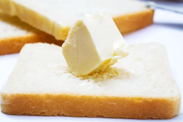 Manteiga amarela no pão — Fotografia de Stock