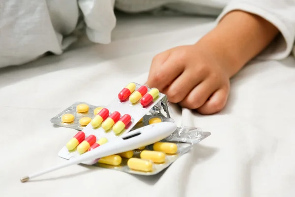 Eine Handvoll Pillen in Nahaufnahme — Stockfoto