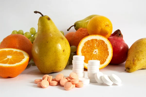 Pillen und vielfältiges Obst — Stockfoto