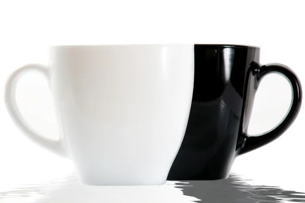 Schwarze und weiße Tassen — Stockfoto