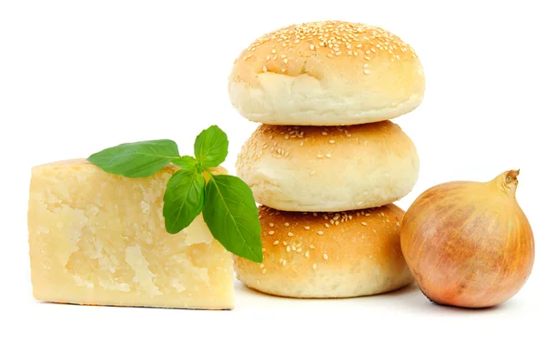 小面包、 奶酪、 洋葱、 罗勒 — 图库照片