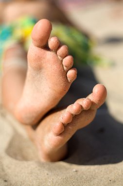 ayakları üzerinde kum