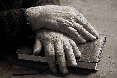 eski eller üzerinde İncil