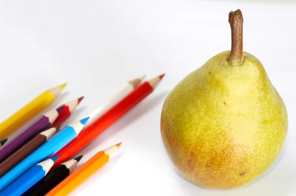 Набір олівців і жовта груша — стокове фото