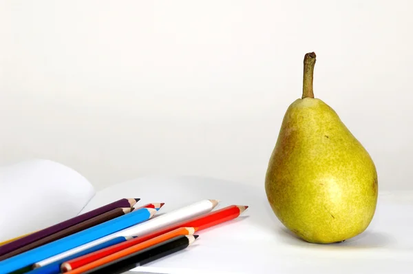 铅笔套和梨 — 图库照片