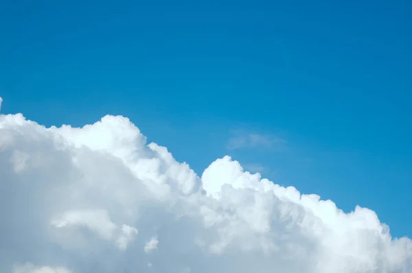 Scen med vita moln — Stockfoto