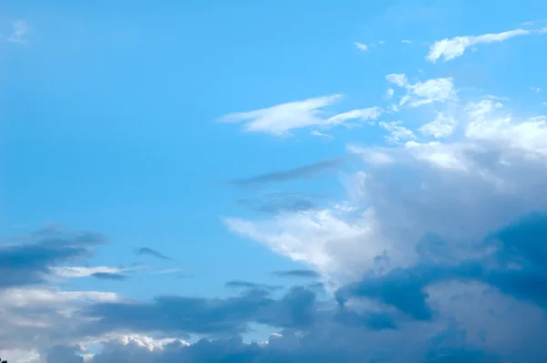 Сцена з білими хмарами — стокове фото